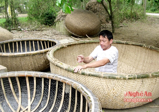 Nghề đan lát truyền thống giúp nhiều hộ dân Nghi Phong thoát nghèo.