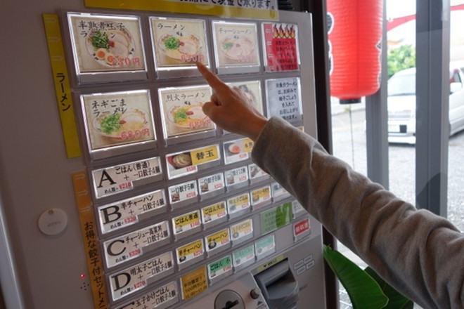 Máy bán thức ăn tự động rất phổ biến. Nhiều quán ăn nhỏ thường đặt một chiếc máy như vậy ở trước cửa để khách hàng lựa chọn. Những gì bạn cần làm là bấm nút, trả tiền và mang vé tới cho nhân viên phục vụ. Ảnh: Miyazaki-restaurant.
