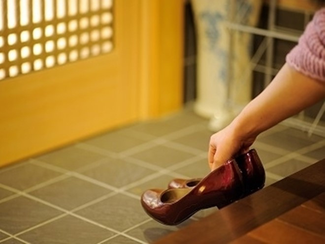 Bạn có thể phải cởi giày khi vào nhà hàng. Ở nhiều nơi, nhân viên phục vụ sẽ nhắc nhở khách hàng để giày bên ngoài. Nhưng nếu không có người nhắc, hãy để ý xung quanh và cách thiết kế của mặt sàn (cao hơn một bậc) khi vừa bước vào bên trong. Ảnh:Ameblo.jp.