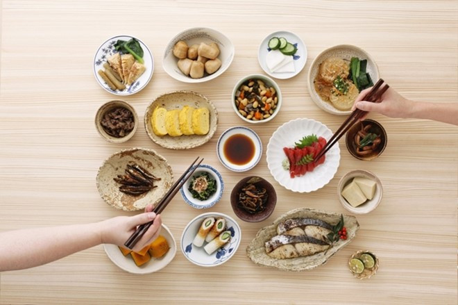 Người Nhật thường gọi nhiều món và cùng ăn chung trong một bữa ăn. Đây là phong tục thường thấy ở các quốc gia châu Á nói chung. Ảnh: Mamari.