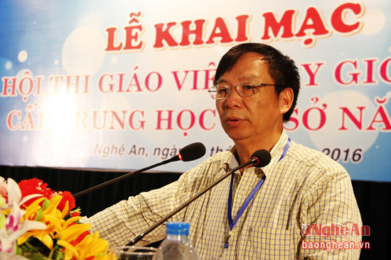 Ông Nguyễn Hoàng - Phó Giá đốc Sở Giáo dục và Đào tạo phát biểu yêu cầu các thí sinh tham dự hãy phát huy lòng tự trọng, bản lĩnh nghề nghiệp để thực hiện bài thi nghiêm túc, công bằng, đúng quy chế.