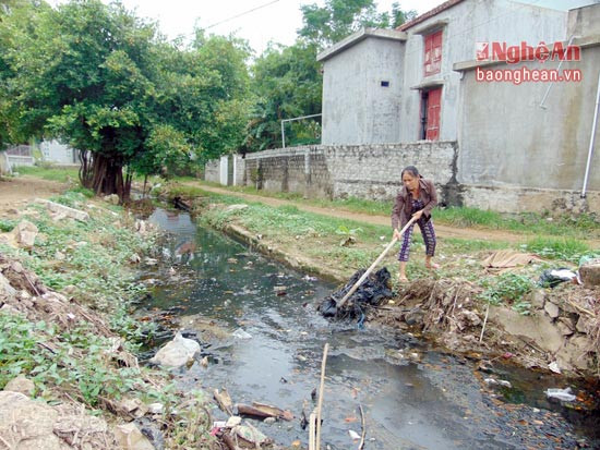 Do mương thoát xuống cấp, gây ứ đọng, thỉnh thoảng người dân dọn rắc ngăn dòng chảy nhưng nước vẫn không thoát được.