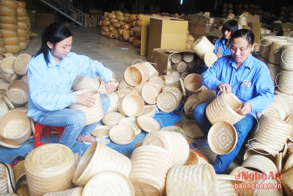 Sản xuất mây tre đan tại Công ty TNHH Đức Phong (Nghi Lộc).