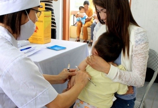 Cần để trẻ ở bệnh viện ít nhất 30 phút sau khi tiêm. 