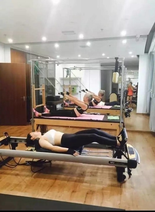 Ngoài yoga, bà còn tập pilates và gym để tăng cường thể lực.