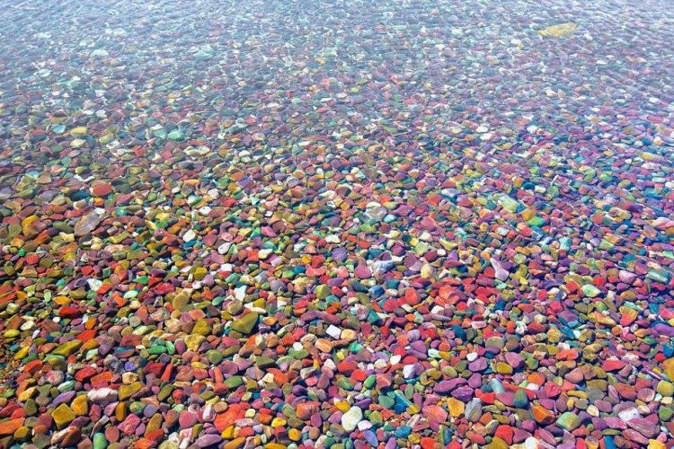 Những viên đá đủ sắc màu ở hồ McDonald. (Ảnh: Internet).