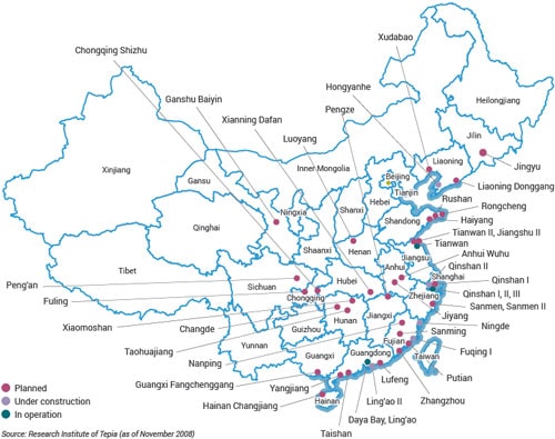 Kế hoạch xây dựng nhà máy điện hạt nhân của Trung Quốc, nhà máy đang hoạt động (màu xanh lá cây), đang xây dựng (xanh lam) và trong kế hoạch (đỏ). Nguồn: world-nuclear.org