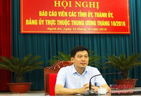 Đồng chí Kha Văn Tám - Phó trưởng Ban tuyên giáo Tỉnh chủ trì hội nghị.