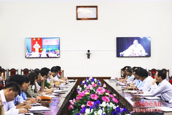 Các báo cáo viên lắng nghe bài giảng của GS. Hoàng Chi Bảo.