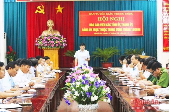 Đồng chí Kha Văn Tám triển khai công tác tuyên truyền tháng 10/2016
