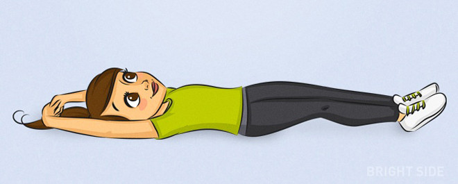Động tác kéo giãn rất có lợi cho cột sống. Nằm ngửa trên sàn, hai tay vươn về phía trước đầu, chân duỗi thẳng, cố gắng kéo căng toàn bộ cơ thể, giữ vài giây rồi thả lỏng. Lặp lại động tác 10 lần.