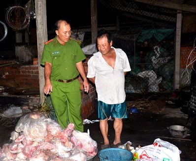 Lực lượng chức năng bắt quả tang heo thối tại cơ sở của ông Nguyễn Văn Tra