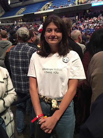 Anna Lehane, 18 tuổi, gây chú ý tại cuộc biểu tình ở Pennsylvania hôm 10/10
