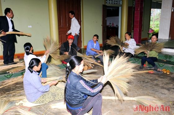 Làng nghề chổi đót ở Hòa Hội, Nghĩa Hội, Nghĩa Đàn (Ảnh tư liệu)
