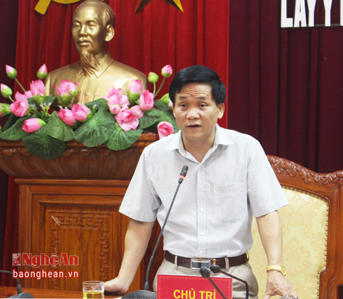 Đồng chí Trần Văn Mão - Phó Trưởng đoàn Đoàn đại biểu Quốc hội tỉnh chủ trì hội nghị. 