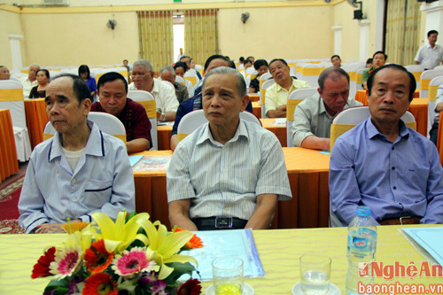 Ông Đặng Duy Báu, nguyên Bí thư Tỉnh ủy Hà Tĩnh, nguyên Phó Bí thư Huyện ủy Tương Dương (phải), cùng các cán bộ đã nghỉ hưu tại hội nghị.