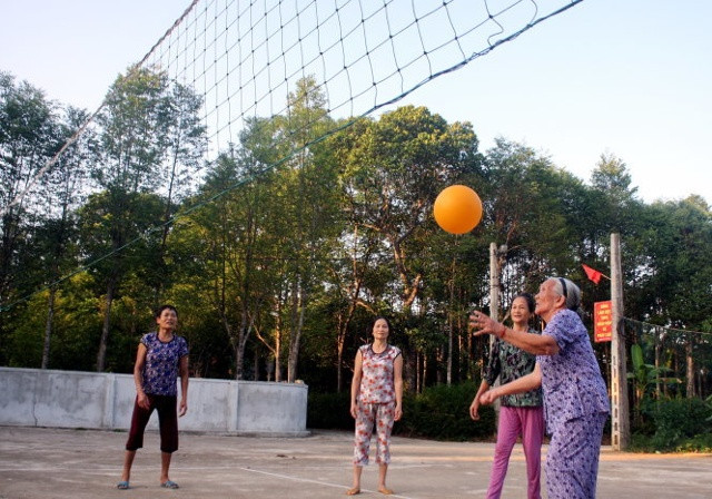 Các cụ ông cụ bà thuộc chi hội người cao tuổi thôn Đông Trà, xã Hương Trà (huyện Hương Khê, Hà Tĩnh) chơi bóng chuyền