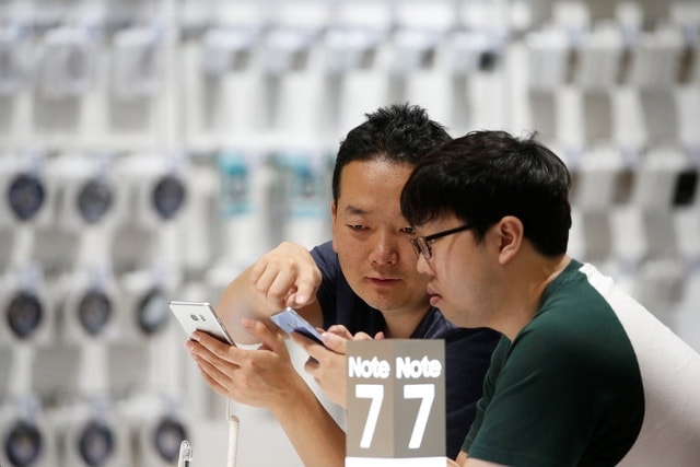 Khách hàng dùng thử điện thoại Samsung Galaxy Note 7 tại Hàn Quốc. Ảnh: New York Times.