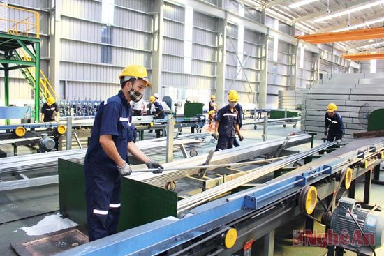 Sản xuất thép trong nhà máy Tôn Hoa Sen (KCN Nam Cấm). Ảnh: Châu Lan
