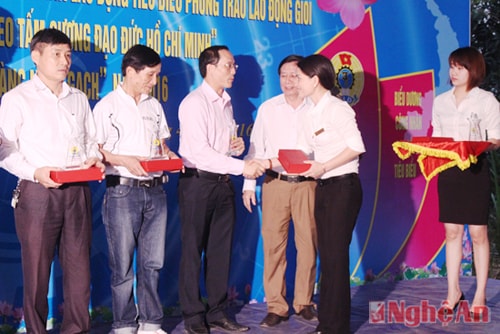Liên đoàn Lao động huyện Nghĩa Đàn trao Kỷ niệm chương cho  doanh nghiệp vì người lao động. Ảnh: Thái Trường
