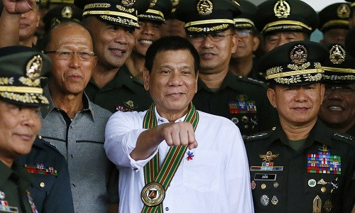 Suốt ba tháng qua, ông Duterte đã giữ đúng lời hứa giải quyết nạn buôn bán ma túy trong nước khi tranh cử thông qua chiến dịch diệt trừ khiến 2.400 người chết và hàng nghìn người vào tù. Ảnh: Guardian.