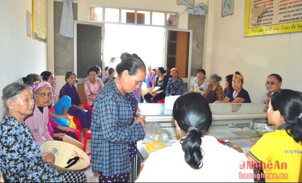 Người dân chờ nhận bảo trợ xã hội tại Bưu điện xã Quỳnh Long (Quỳnh Lưu).