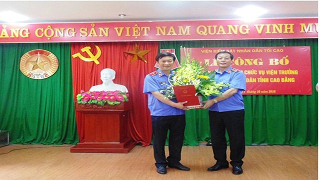 Tiến sỹ Nguyễn Hải Phong, Phó Viện trưởng thường trực VKSND tối cao trao Quyết định bổ nhiệm cho ông Lê Minh Long. Ảnh Kiemsat.vn