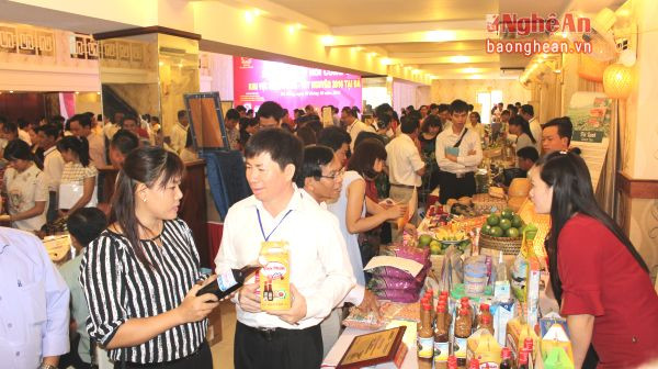 Ông Võ Văn Đại giới thiệu sản phẩm nước mắm Vạn Phần với các bạn hàng tại Hội nghị kết nối cung - cầu tại Đà Nẵng tháng 10/2016.
