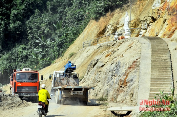 Đài thờ Phật nằm bên ta luy dương đường miền Tây do chủ đầu tư Dự án Thủy điện Đồng Văn tự ý xây dựng.