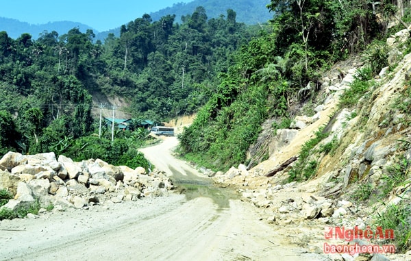 Đường miền Tây Nghệ An đoạn từ đập Nhà máy Thủy điện Hủa Na đến công trường Dự án Thủy điện Đồng Văn đã vỡ nát.