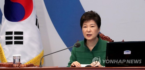Tổng thống Hàn Quốc Park Guen-hye phát biểu tại cuộc họp nội các ở Seoul hôm 11/10. Ảnh: Yonhap