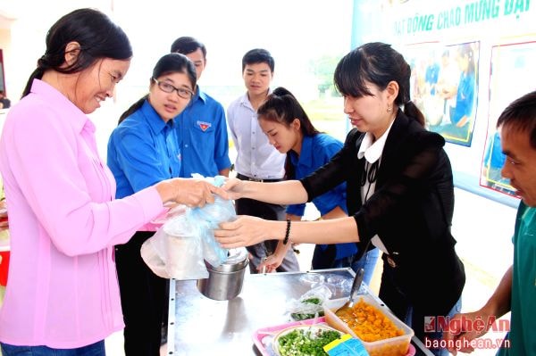 Đoàn viên, thanh niên huyện Nghĩa Đàn phát cháo tặng bệnh nhân tại Trung tâm Y tế huyện. Ảnh: Thái Trường
