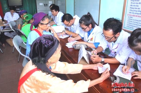 Các bác sỹ trẻ khám bệnh miễn phí cho người dân tại huyện Quỳ Châu.