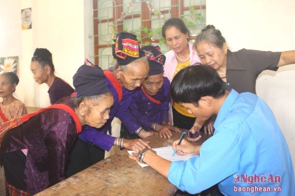 Bà con xã Thành Sơn, huyện Anh Sơn đăng ký thăm khám trong một hoạt động của Hội Thầy thuốc trẻ tỉnh Nghệ An. Ảnh Phương Thảo