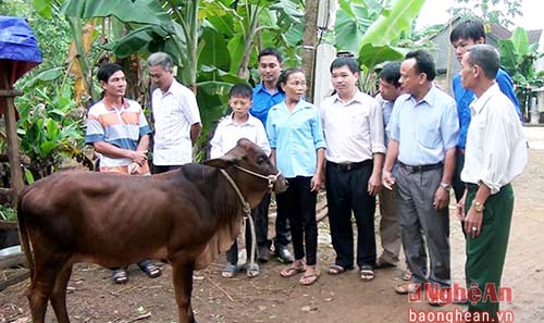 Trao bê cho em Lương Văn Linh