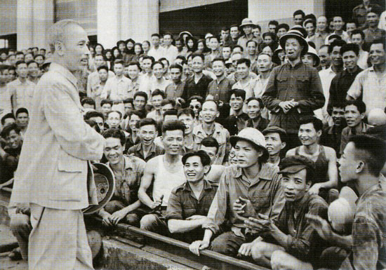 Bác Hồ thăm Nhà máy Xe lửa Gia Lâm ngày 19-5-1955. Tại đây, Người nhắc nhở cán bộ, công nhân phát huy truyền thống cách mạng của nhà máy, ra sức thi đua xây dựng miền Bắc, ủng hộ cuộc đấu tranh của đồng bào miền Nam.