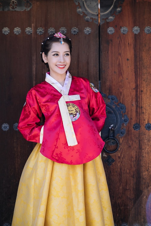 Chi Pu mặc hanbok xinh như công chúa khi tới Hàn Quốc