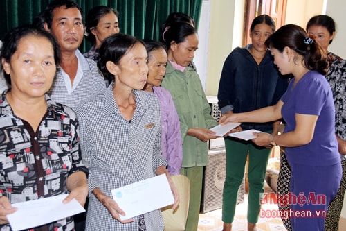 . Đồng chí Nguyễn Thị Hải- Phó Chủ tịch Hội Nông dân tỉnh thăm hỏi tặng quà cho bà con ngư dân và hộ chế biến kinh doanh hải sản gặp khó khăn tại xã Sơn Hải, huyện Quỳnh Lưu.