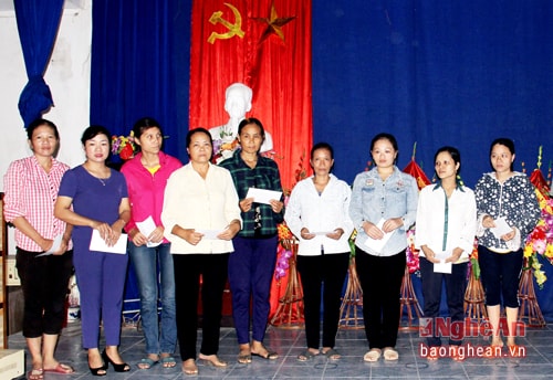 Đồng chí Nguyễn Thị Hải- Phó Chủ tịch Hội Nông dân tỉnh động viên bà con xã Tiến Thủy yên tâm bám biển đánh bắt, kinh doanh.