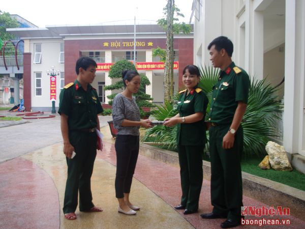 Thiếu tá Nguyên Thị Sen (từ hai, từ phải sang) cùng đơn vị bàn giao tài sản cho chị Nguyễn Thị Hằng.