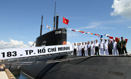 Tàu ngầm của Việt Nam, đặt hàng Nga đóng, về cảng Cam Ranh cách đây hai năm. Ảnh: Nguyễn Đông