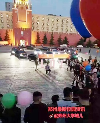 Màn cầu hôn thu hút đám đông. Ảnh: Ifeng