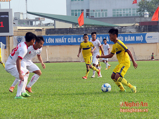 U21 SLNA (vàng) đã chơi tốt và dẫn trước 2-1 sau khi kết thúc hiệp 1.