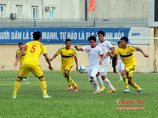 Tuy nhiên, sang hiệp 2, các học trò của HLV Nguyễn Văn Thịnh đã để mất thế trận và nhận thêm 3 bàn thua.