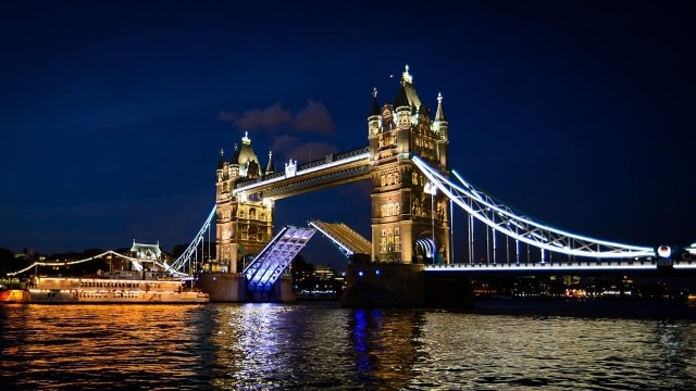 Tower Bridge (London, Anh): Nối 2 bờ sông Thames, cây cầu là một biểu tượng của thành phố London và viên ngọc quý về kiến trúc. Đoạn thân cầu giữa 2 tòa tháp có thể được nâng lên để tàu thuyền lớn qua lại. Ảnh: Traveldigg