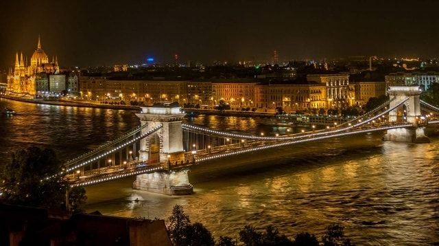 Cầu Chain (Budapest, Hungary): Nhìn chung, Budapest là một điểm du lịch thú vị. Nhưng thành phố này sẽ không quyến rũ như thế nếu thiếu cầu Chain. Đây là một trong những điểm tuyệt nhất ở Budapest để đi dạo về đêm. Ảnh: Luís Henrique Boucault/Flickr