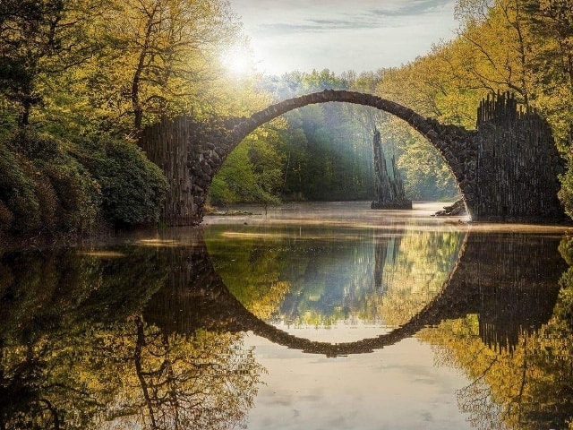 Rakotzbrücke (Kromlau, Đức): Được xây dựng vào năm 1860, cầu Rakotzbrücke có thiết kế nửa vòng tròn độc đáo. Vào những ngày trời nắng đẹp và nước trong, hình ảnh phản chiếu dưới nước khiến cây cầu trở nên đầy mê hoặc. Ảnh: 1photo1day