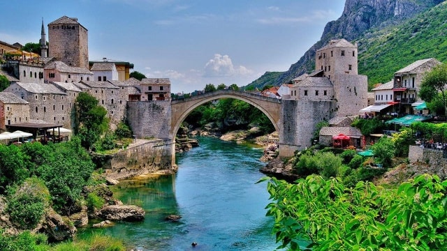 Stari Most (Bosnia & Herzegovina): Còn gọi là cầu Cũ, đây là một trong những điểm tham quan phổ biến nhất tại Bosnia & Herzegovina. Được xây dựng vào thế kỷ 16, cây cầu này không chỉ đẹp mà còn có bề dày lịch sử lâu đời. Ảnh: Vivaboo