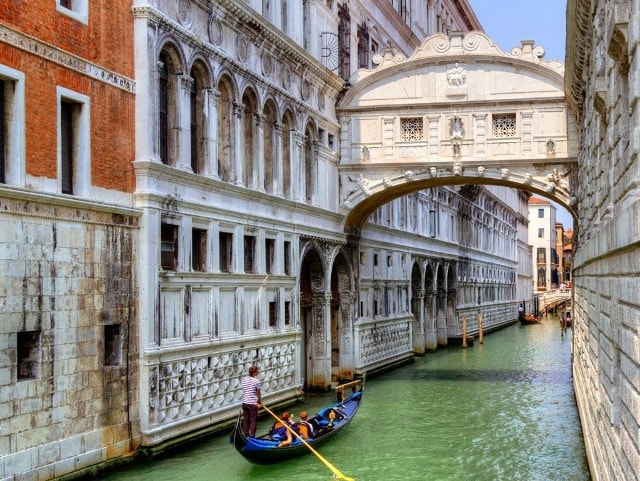 Cầu Sospiri (Venice, Italia): Nơi này thường được biết đến với tên khác là cầu Than Thở. Theo lời kể, cây cầu này là khung cảnh cuối cùng ở thành phố Venice mà các phạm nhân bị kết án có thể nhìn thấy, trước khi bị nhốt vào ngục tối ở một nhà tù gần đó. Ảnh: Portalglobus