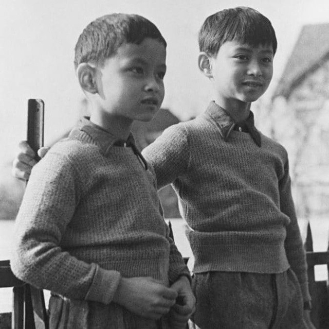 Hoàng tử Bhumibol (trái) cùng anh trai là Vua Ananda Mahidol của Vương quốc Xiêm (tiền thân của Thái Lan) tại trường học ở Lausanne, Thụy Sỹ ngày 7/3/1935.